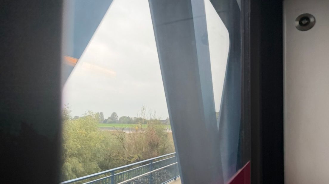 De trein rijdt de nieuwe Friesenbrücke over