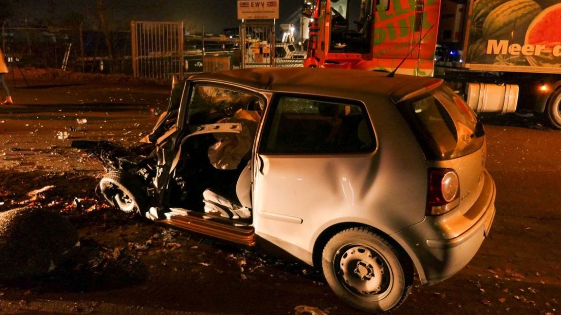 De inzittende van de auto raakte zwaargewond bij het ongeluk in Enschede.