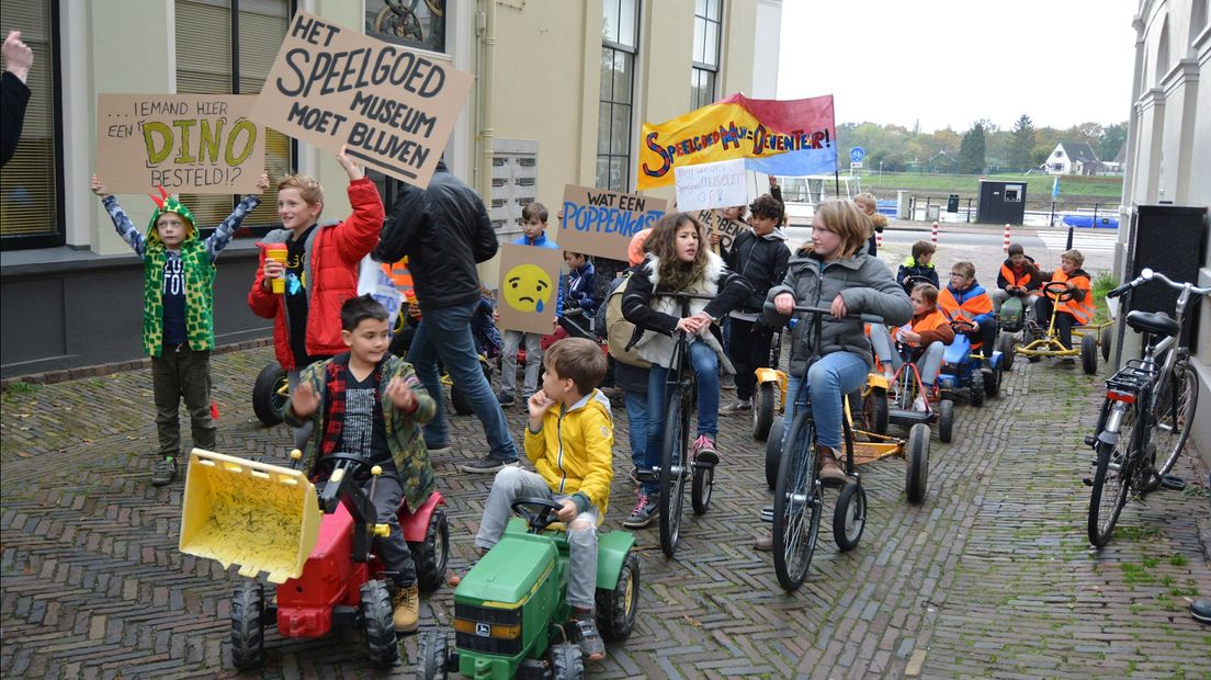 De kinderen 'protesteren' tegen sluiting Speelgoedmuseum