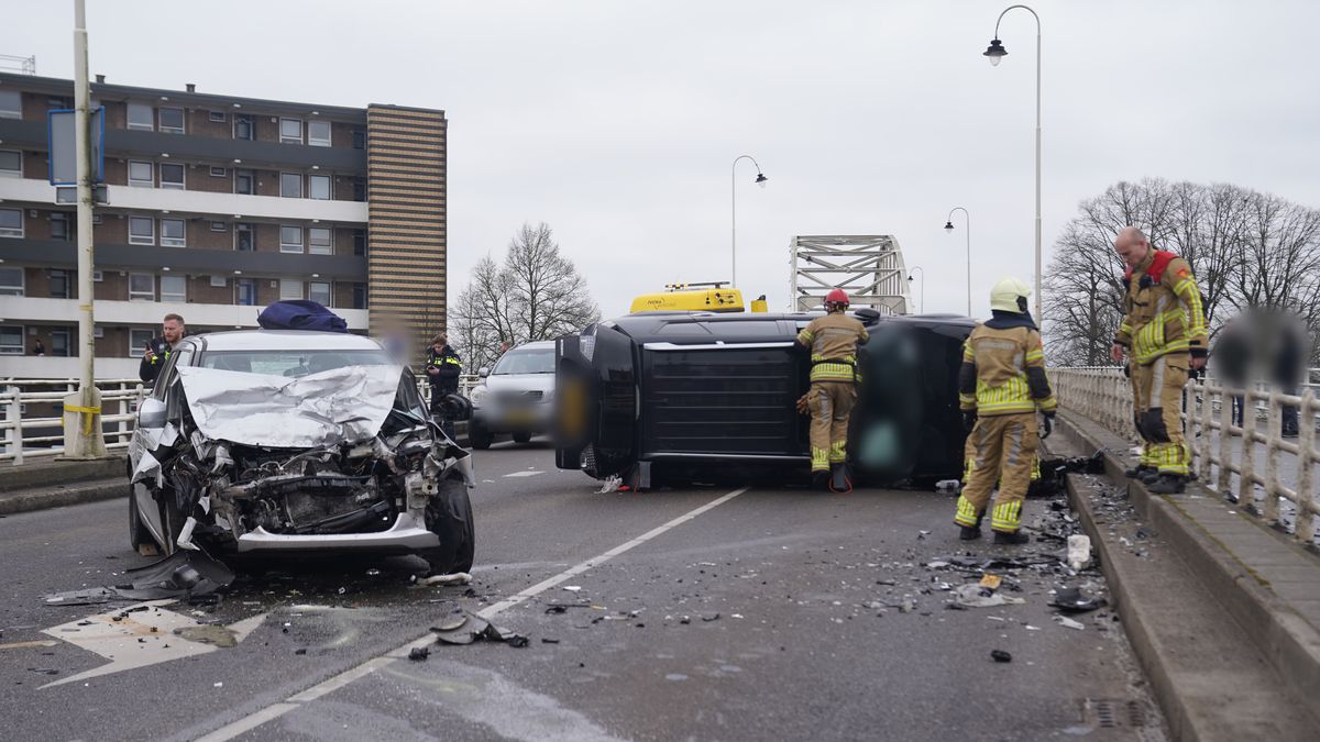 112 Nieuws: Brug Deventer dicht na ongeluk | Op de vlucht na positieve drugstest
