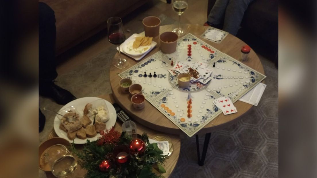 Bij Karin werd een spelletje gespeeld met de nodige hapjes op tafel