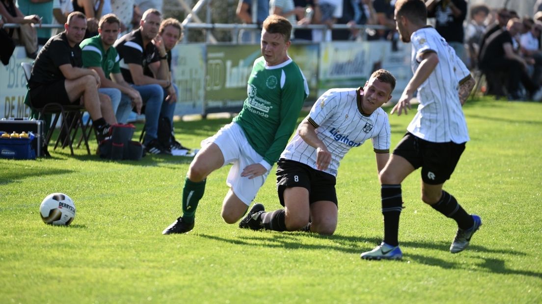 Jordan Francke in duel met een speler van SHO