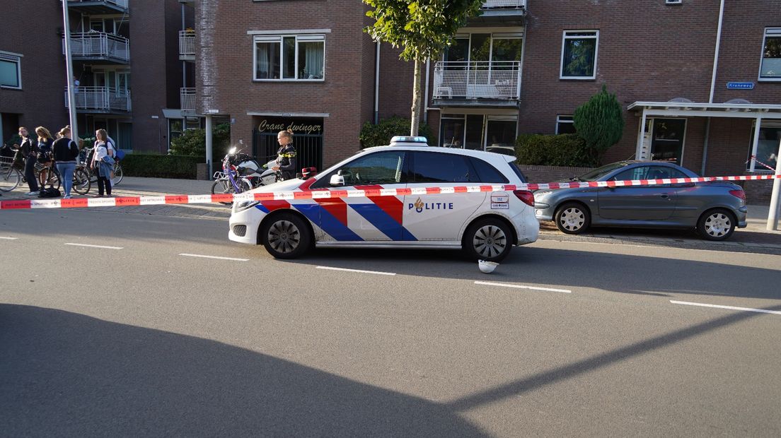 Politie komt aan bij Kraneweg