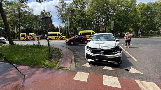 Drie gewonden en persoon bekneld bij aanrijding Nieuws