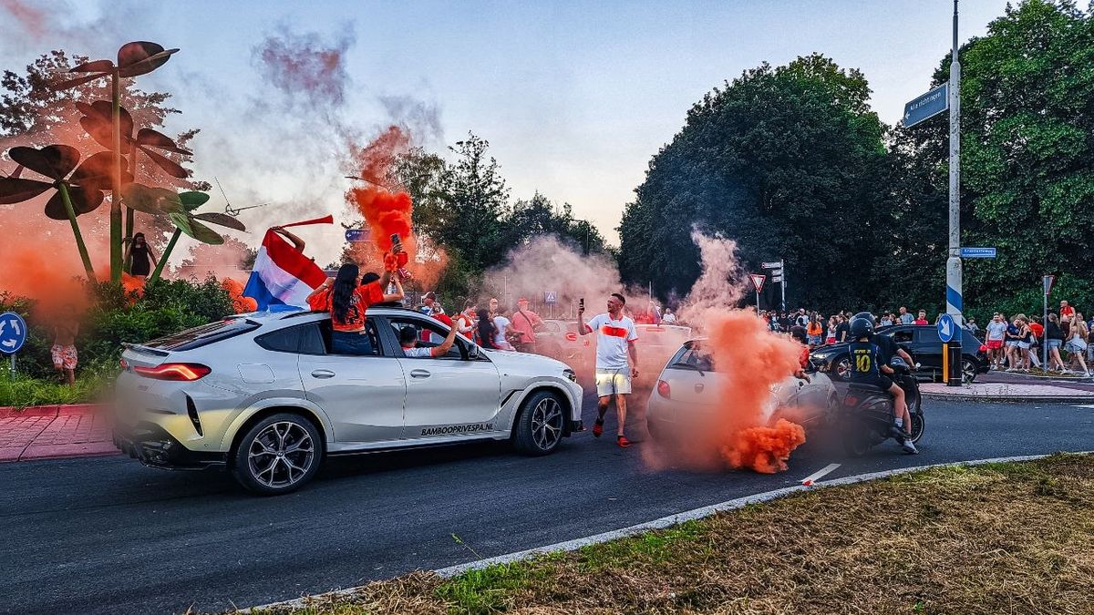 Honderden supporters de straat op na winst Oranje