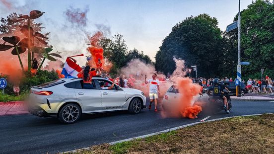 Honderden supporters de straat op na winst Oranje Nieuws