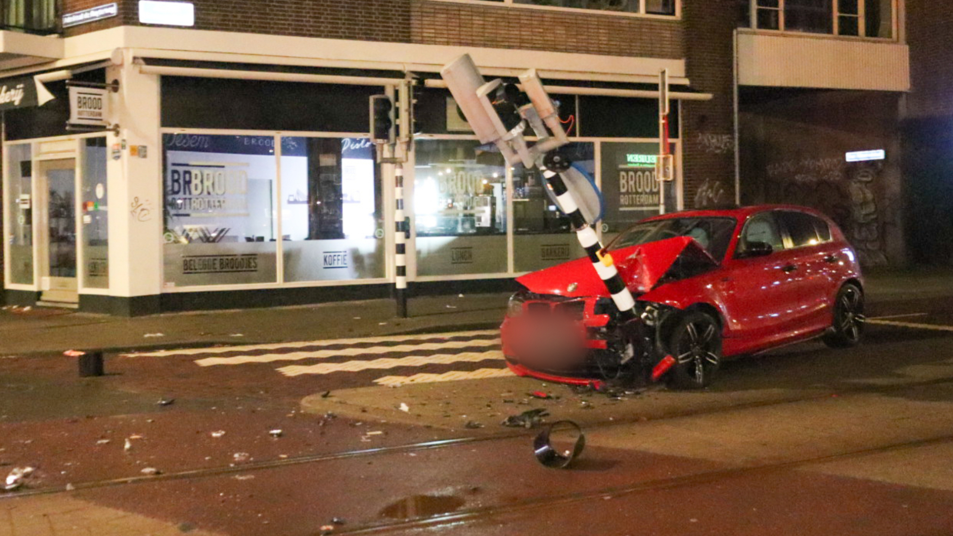 De auto en het verkeerslicht raakten flink beschadigd.