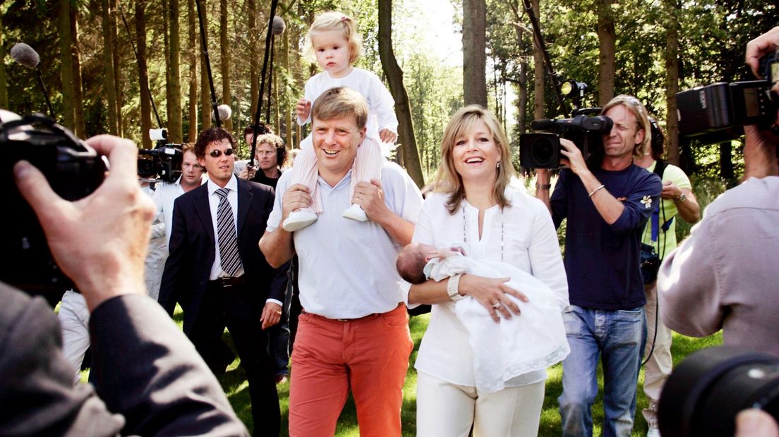 Een fotosessie van Willem-Alexander en Màxima met hun dochters Amalia en Alexia op landgoed de Horsten