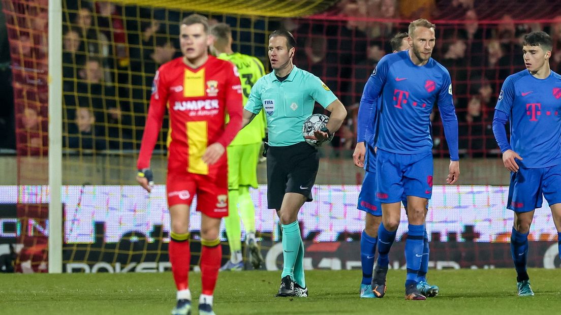 Scheidsrechter Makkelie legt de wedstrijd stil nadat er vuurwerk op het veld is gegooid