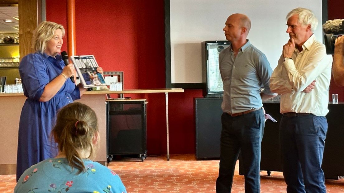 Het eerste exemplaar wordt uitgereikt aan wethouder Inge Jongman