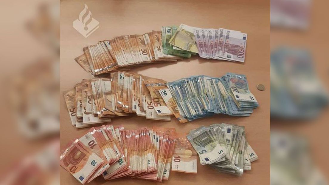 De politie trof een grote hoeveelheid contant geld aan
