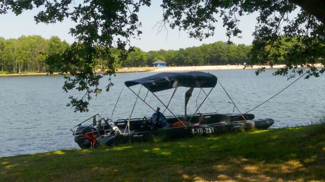 De boot die de politie gebruikt in de zoektocht op recreatieplas het Rutbeek