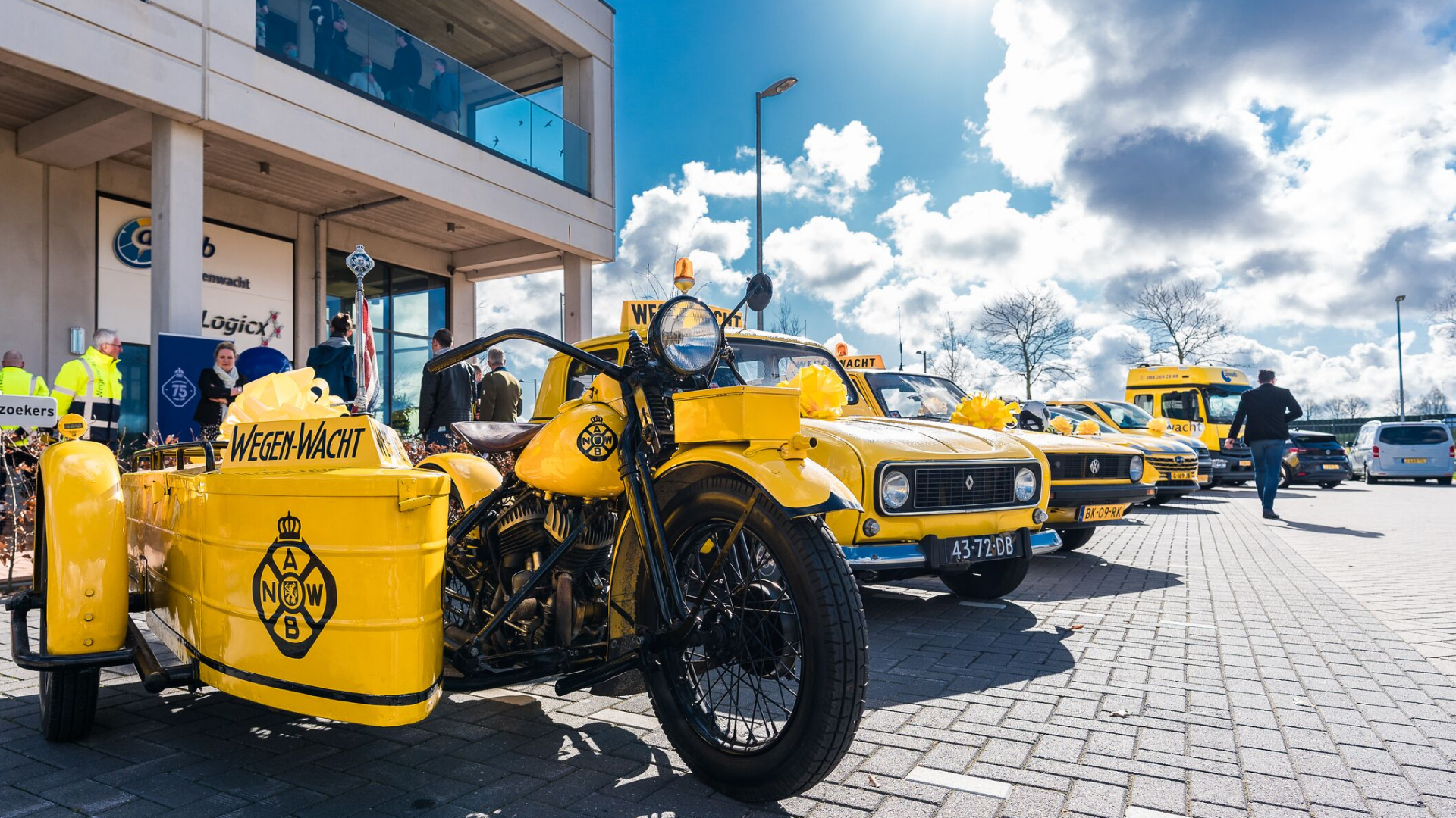 Oude motors en auto's van de Wegenwacht gaan de weg weer op