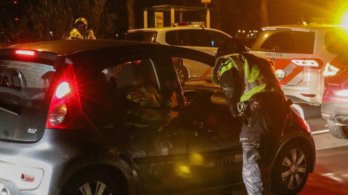 Man in gestolen auto sleurt agent mee bij controle en slaat op de vlucht