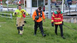 112-nieuws zondag 28 april: Jongetje valt met zijn voetbal in Winschoterdiep, ventje én bal gered