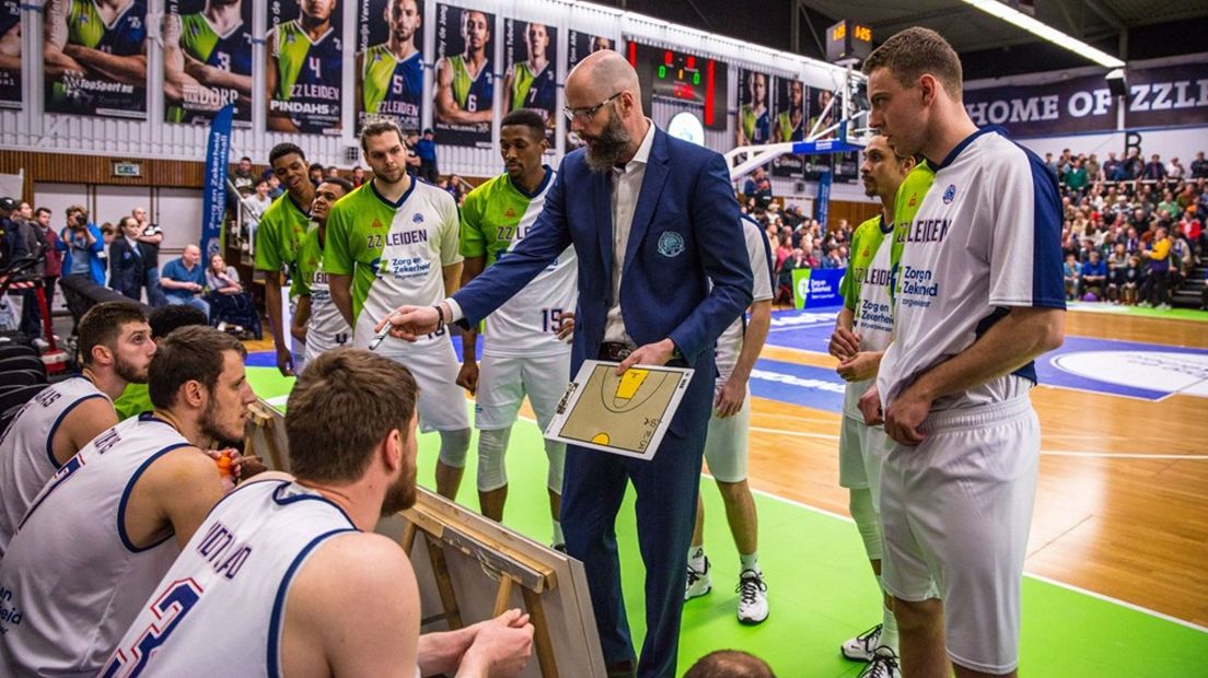 ZZ Leiden-basketballers krijgen instructies