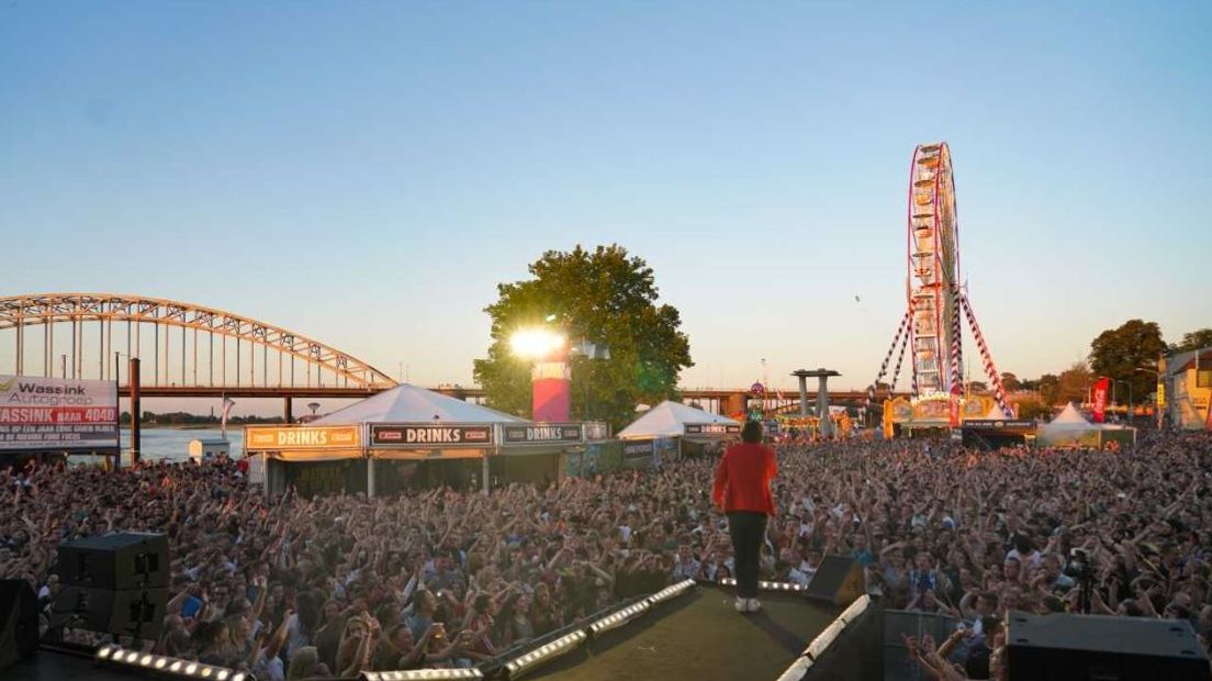 De eerste dag van de Vierdaagsefeesten was drukker dan ooit. Dat meldt de organisatie. Er kwamen zaterdag zo'n 215.000 bezoekers naar de feesten rond de Nijmeegse Vierdaagse. Vorig jaar waren dat er 205.000.