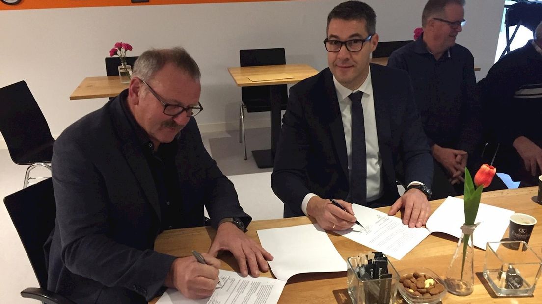De overeenkomst wordt getekend door Zalkenaar Johan Boeve (links) en wethouder Jan Peter van der Sluis