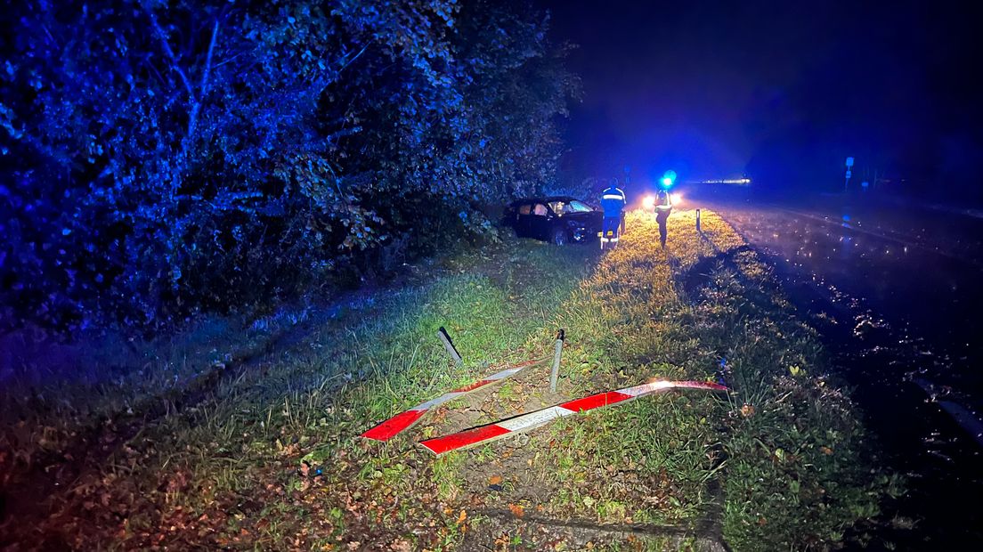 De auto ramde een hek uit de grond en belandde 180 graden gedraaid in de berm.