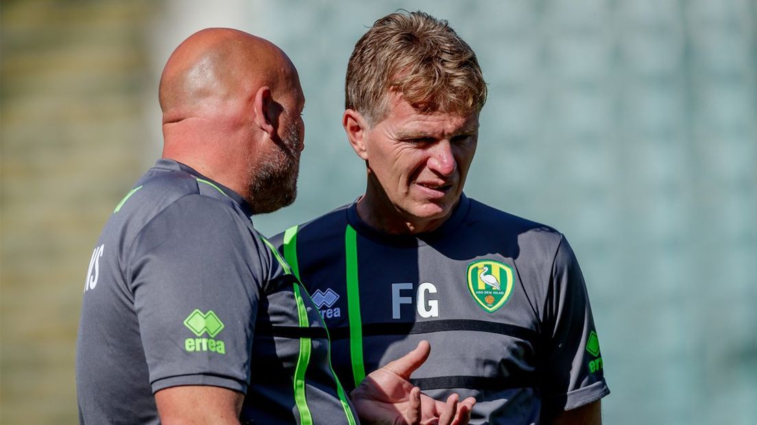 ADO-trainer Fons Groenendijk met assistent Dirk Heesen