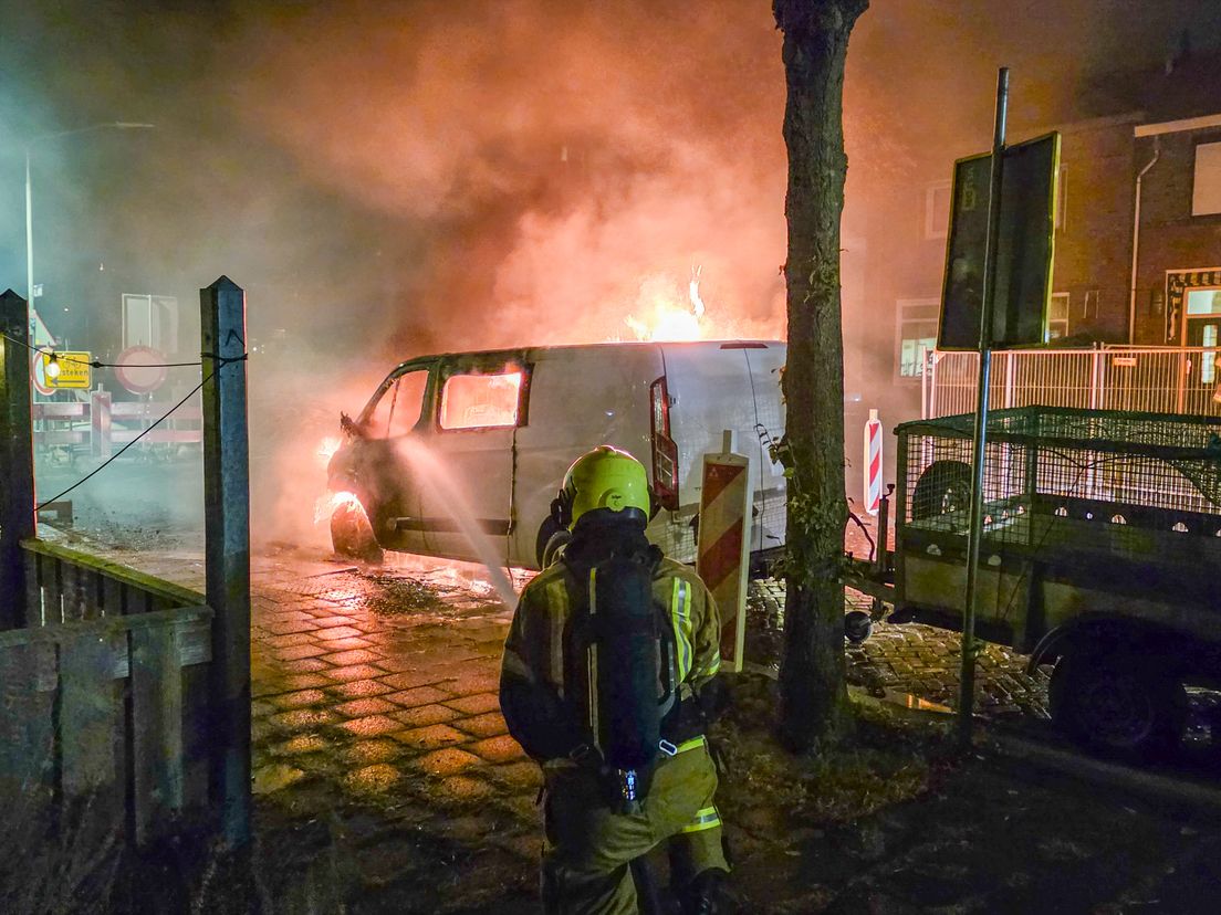 De bedrijfsbus ging volledig in vlammen op.