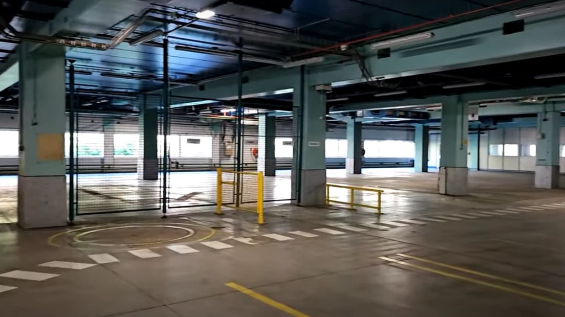 Een lege hal in de fabriek