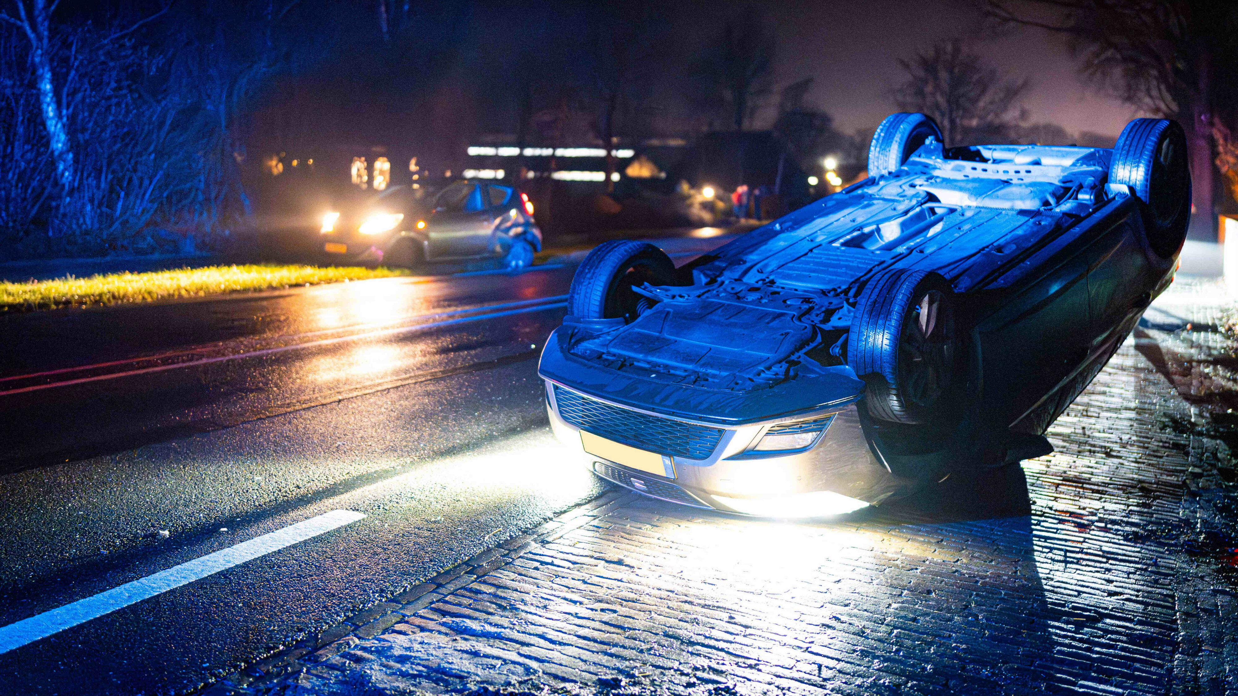 112nieuws 5 januari Auto op de kop bij Oldeholtpade Omrop Fryslân