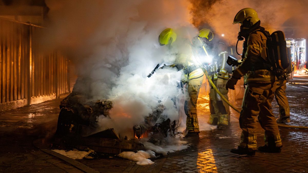 Auto verwoest door brand in Deventer