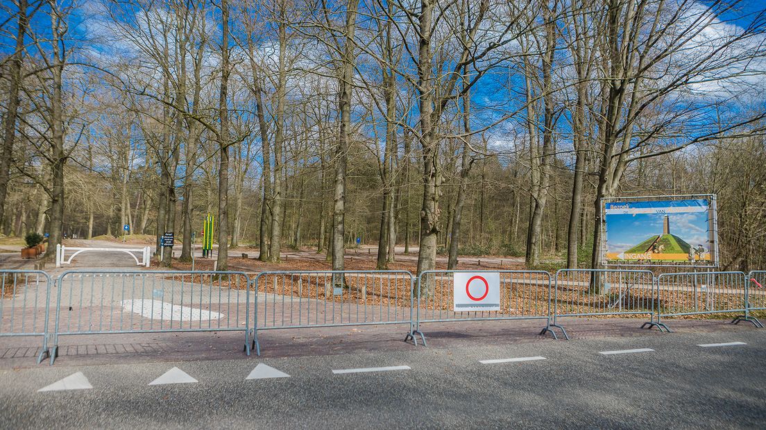 De parkeerplekken bij de Pyramide van Austerlitz zijn afgesloten.