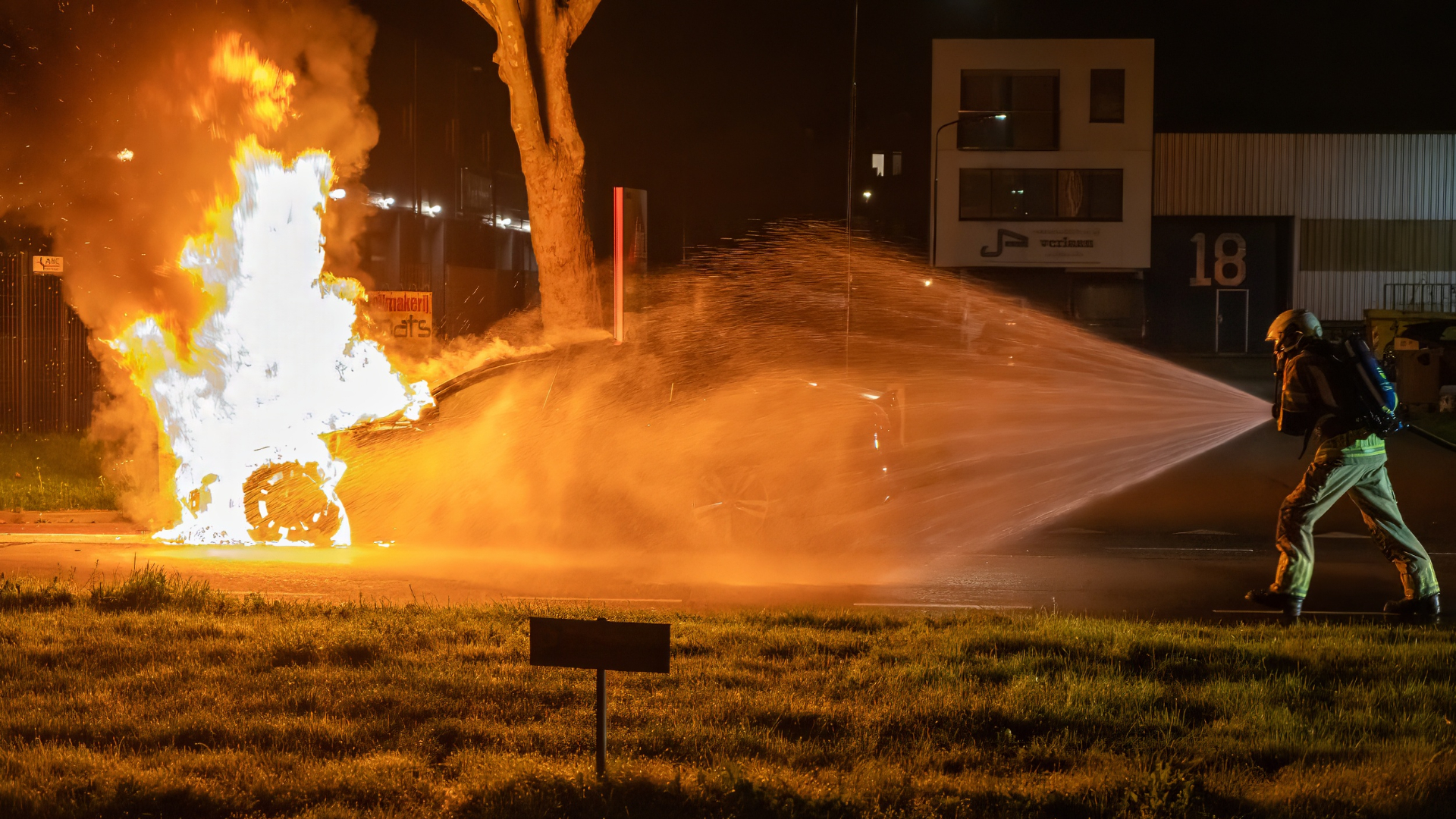 Auto vliegt tijdens het rijden in brand in Mijdrecht