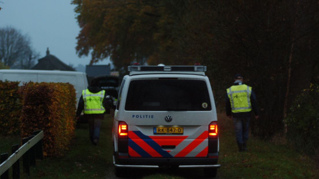 De politie voert de werkzaamheden met het OM uit (Rechten: Jeroen Kelderman / RTV Drenthe)