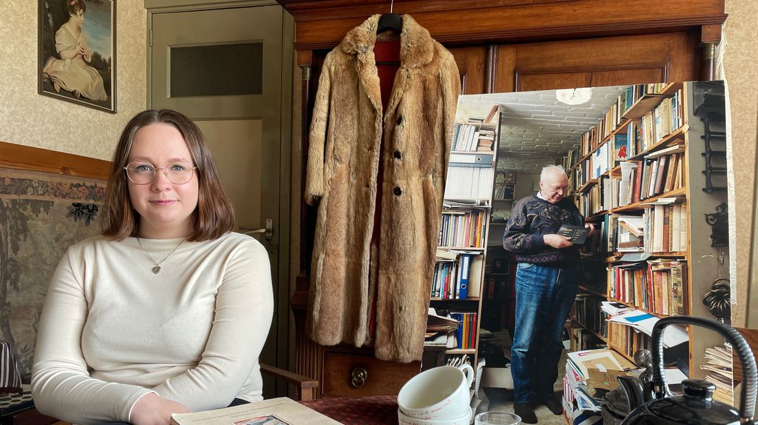 Evelien Wieling met de jas van Wilhelmina in de voormalige woonkamer van superverzamelaar Jans brands