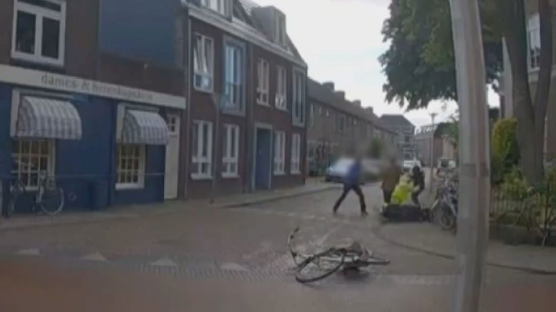 De man wordt mishandeld aan de Van Karnebeekstraat in Zwolle