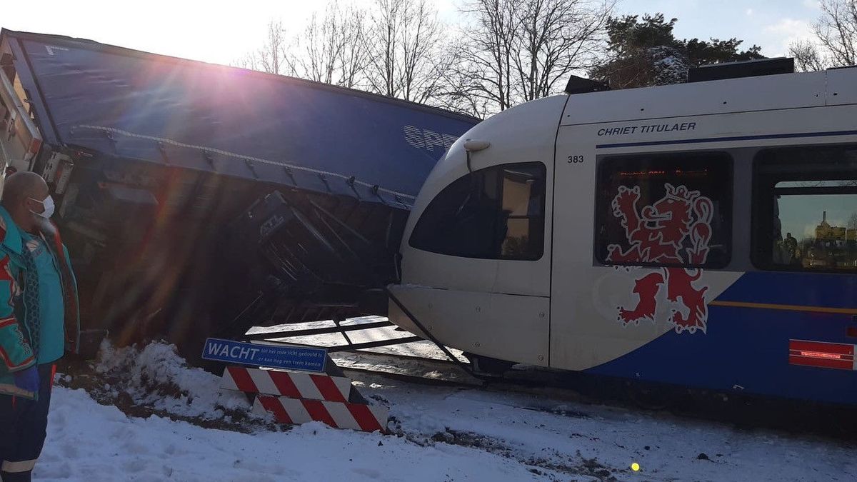 Trein botst op vrachtwagen in Grubbenvorst