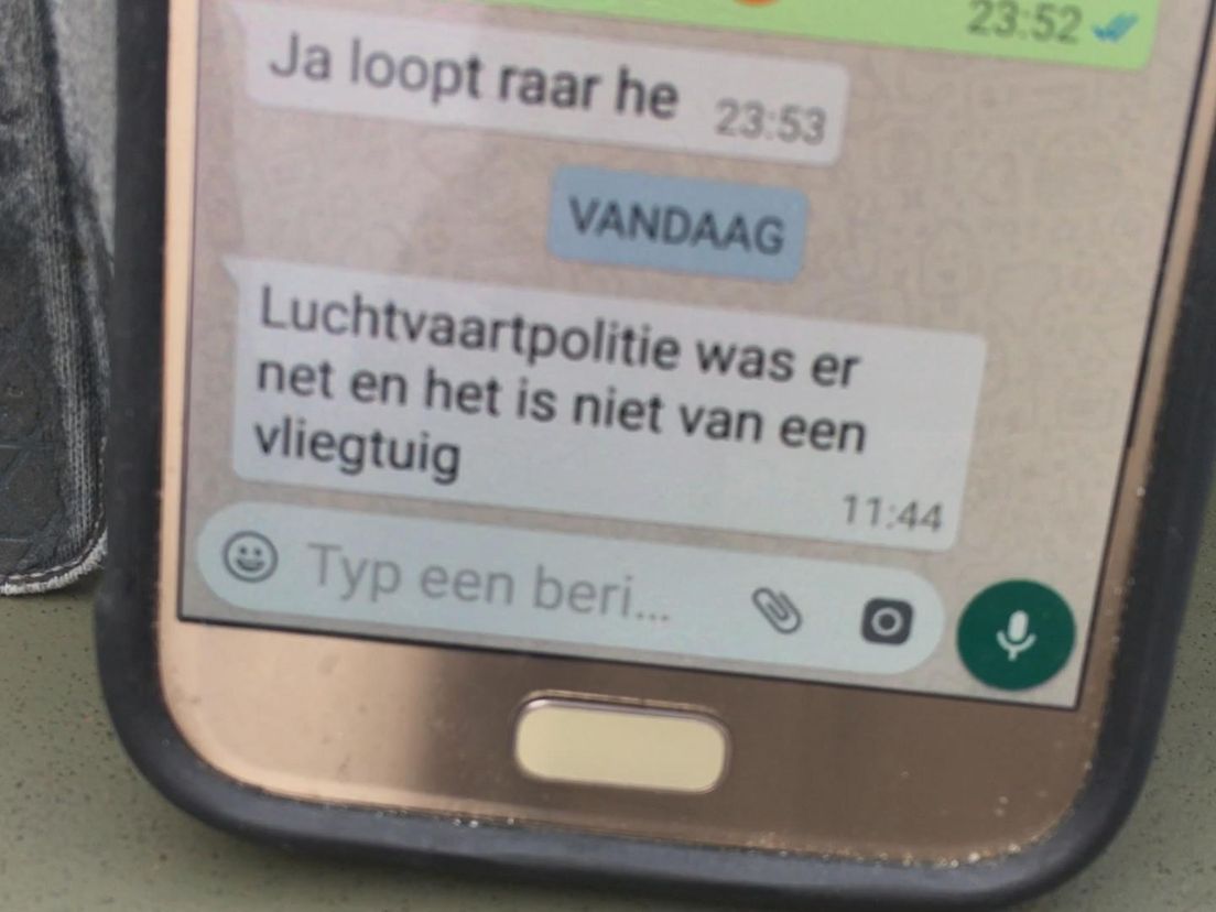 Ad van den Berge krijgt een appje dat het gevonden brokstuk niet van een vliegtuig is.