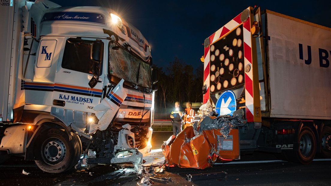 Vrachtwagen ramt botsabsorber op A1.