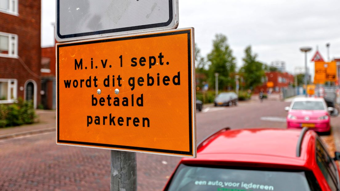 Dit bord waarschuwt voor betaald parkeren vanaf 1 september.