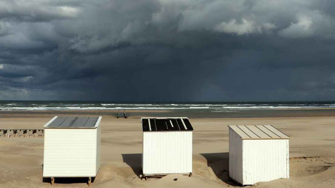 Donkere wolken boven strandhuisjes in Oostkapelle