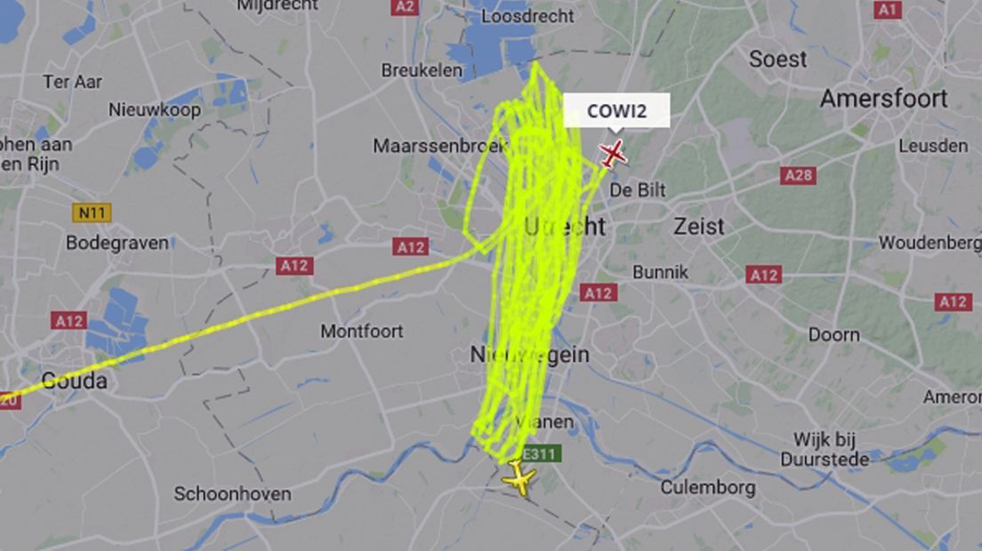 Het vliegtuig trekt baantjes boven Utrecht en Nieuwegein