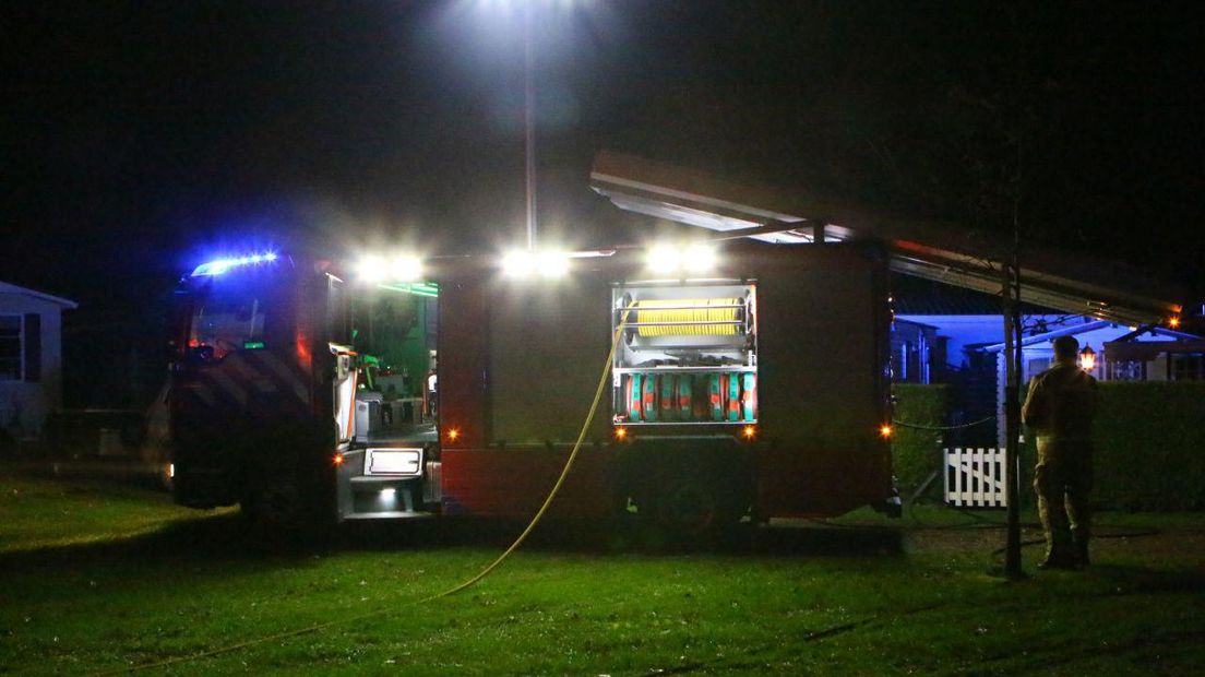 De brandweer heeft de brand onder controle (Rechten: Van Oost Media)