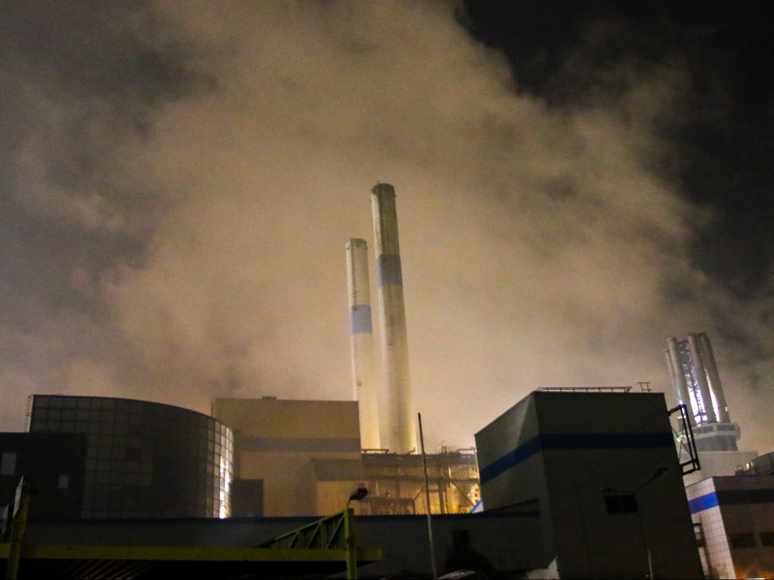 Veel rook boven de AVR in Rozenburg.