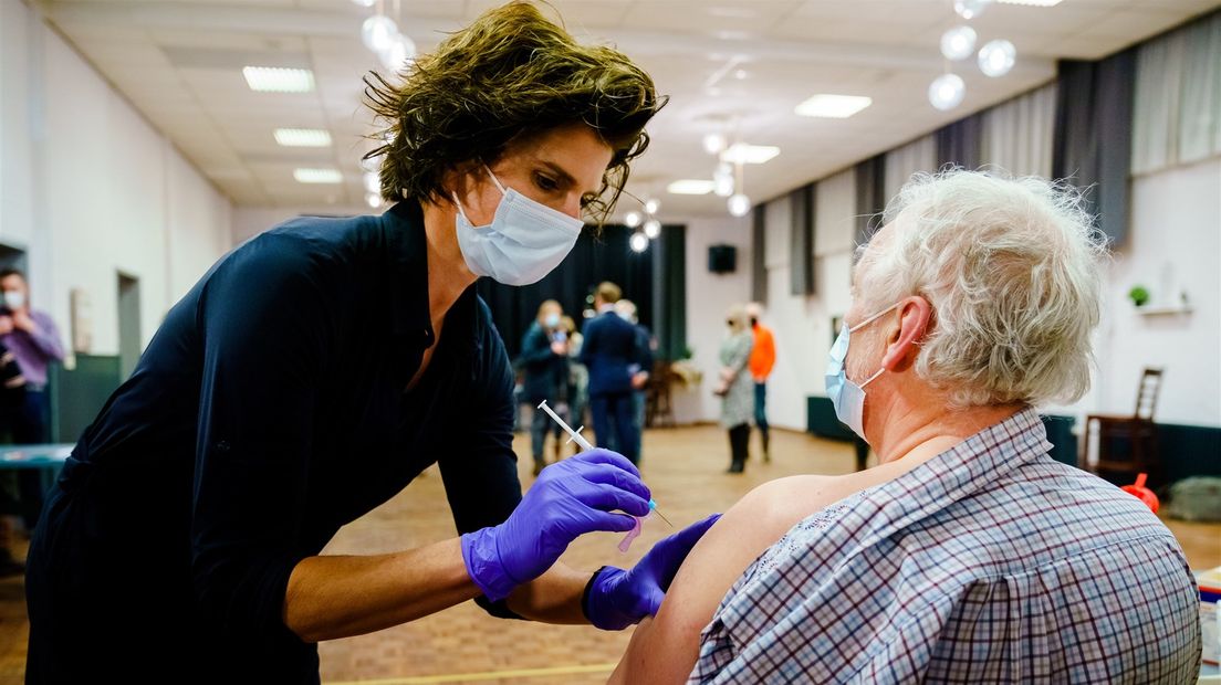Een huisarts in Bruinisse vaccineert met het coronavaccin van AstraZeneca.