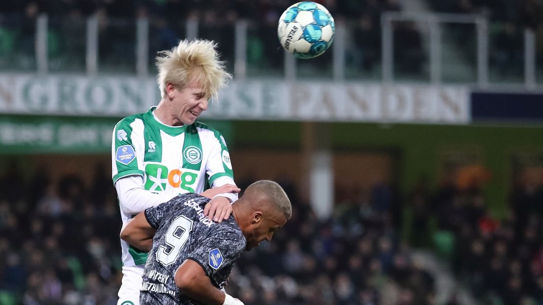 Thijmen Blokzijl wint een kopduel van Emmen-spits Richairo Zivkovic