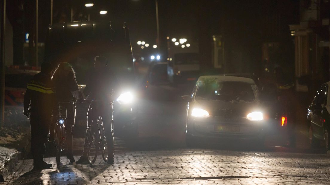 Politie doet week na aanslag op kapper passantenonderzoek aan Kottendijk in Enschede