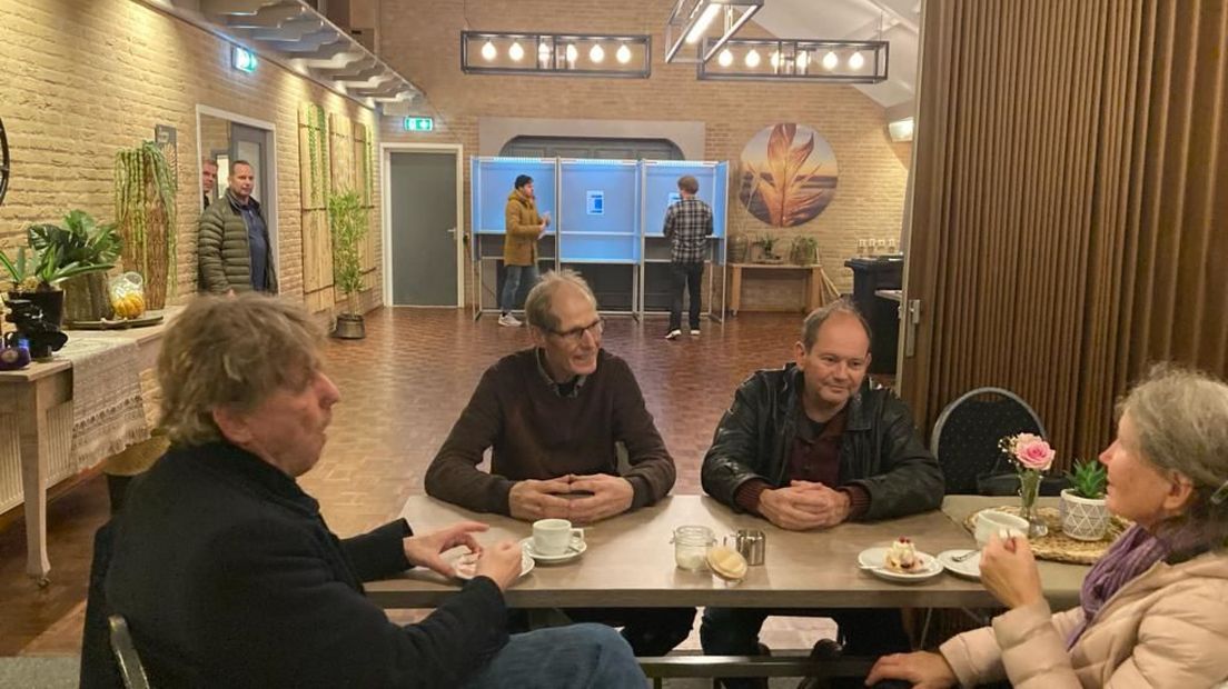 Na het stemmen aan de koffie in De Heurne (Aalten).