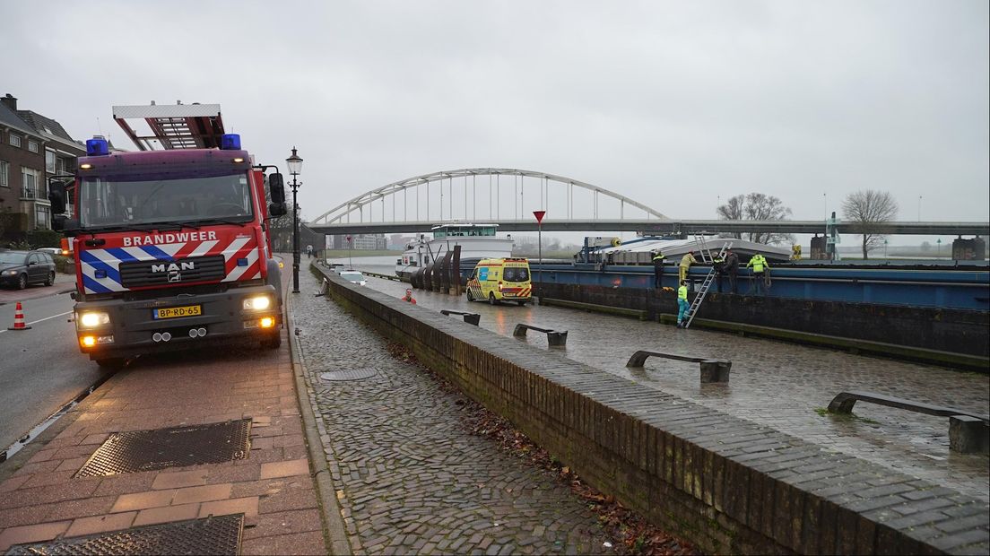 Bemanningslid vrachtschip met spoed naar Deventer ziekenhuis na val in laadruimte