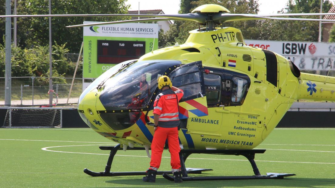 Een traumahelikopter landde op het terrein van voetbalclub VVSB om bijstand te verlenen
