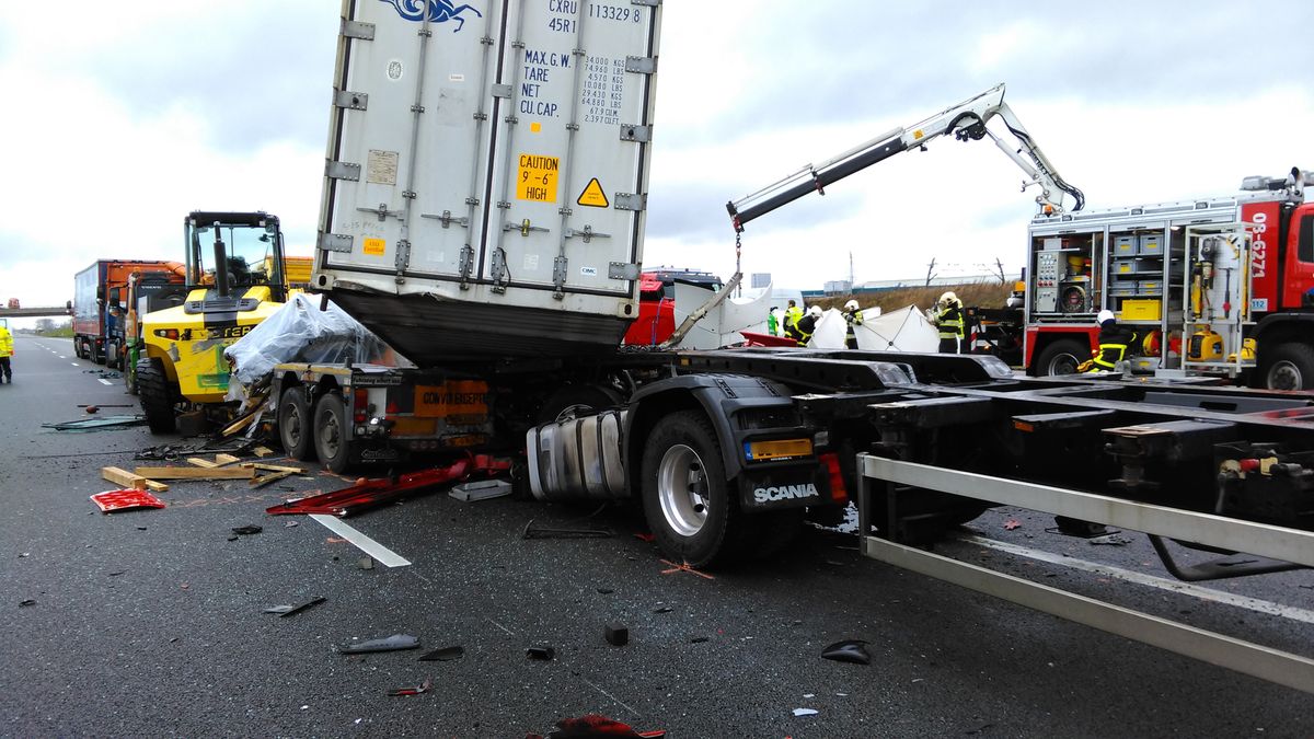 Vrachtwagenchauffeur (56) uit Meteren overleden na ongeval A15; weg na avondspits weer dicht