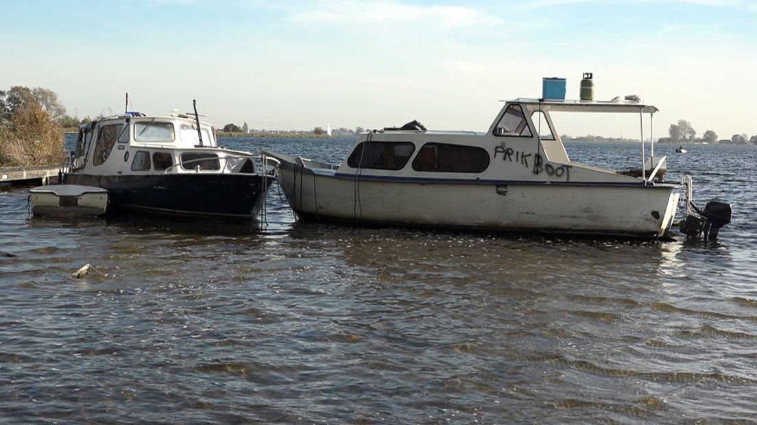Twee van de boten waar volgens dorpsbewoners jongeren zouden bivakkeren 