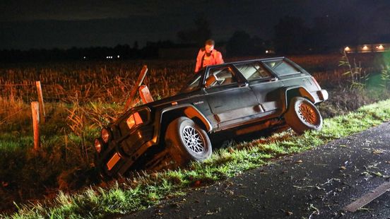 Toch geen terreinwagen: Jeep vast in sloot